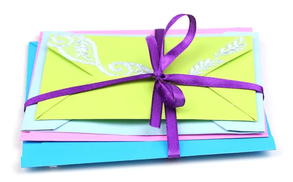 Bando de envelopes coloridos com fita isolada em branco — Fotografia de Stock