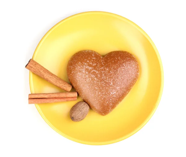 Σχήμα καρδιάς μπισκότο με κανέλα και μοσχοκάρυδο σε πιατάκι που απομονώνονται σε λευκό — Φωτογραφία Αρχείου