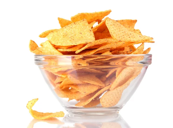 Вкусные картофельные чипсы в прозрачной миске, изолированные на белом — стоковое фото