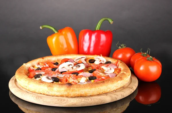 Aromatiska pizza med grönsaker isolerade på svart — Stockfoto