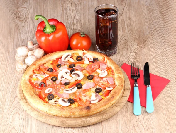 Aromatische pizza en cola op houten achtergrond — Stockfoto