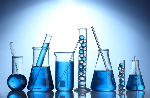 青い背景に青い液体試験管 — ストック写真