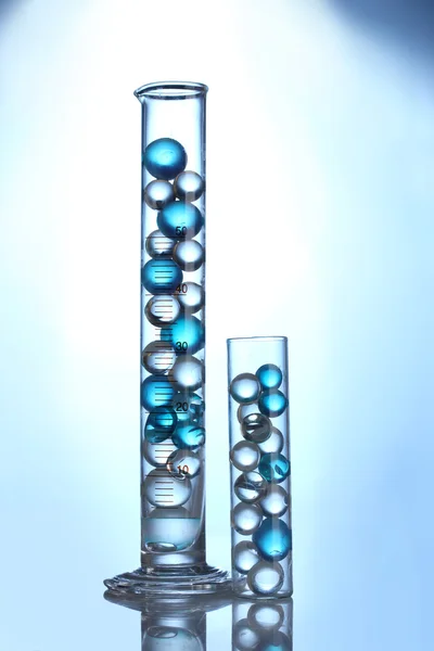 Reagenzgläser mit Hydrogel auf blauem Hintergrund — Stockfoto
