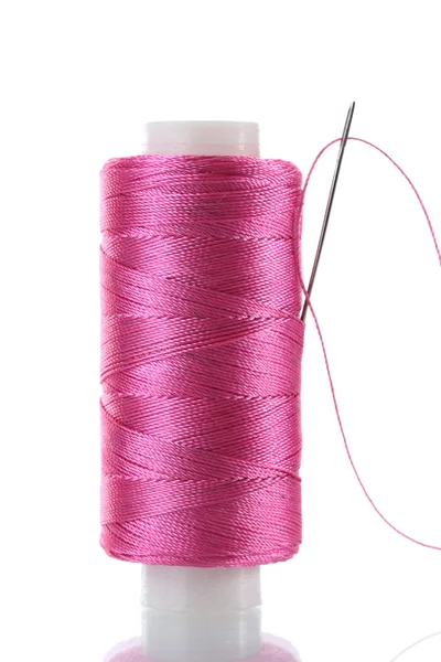 Fio de bobina rosa com agulha e pino de costura isolado no branco — Fotografia de Stock