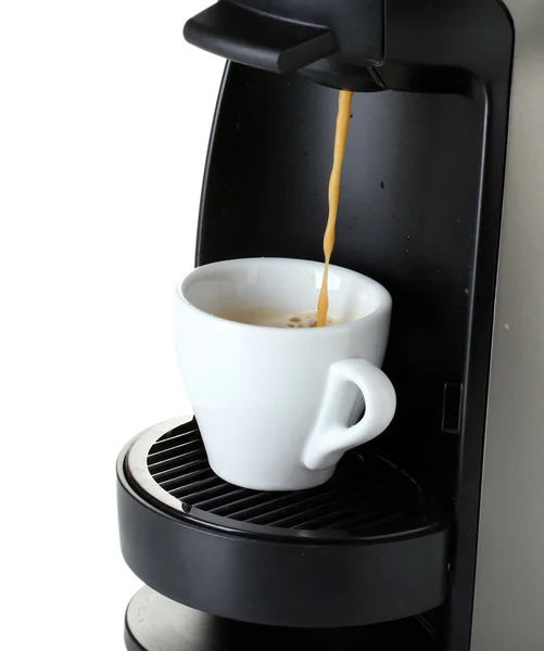 Еспресо-машина наливає каву в чашку ізольовану на білому — стокове фото