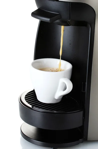 Macchina da caffè espresso versando caffè in tazza isolato su bianco — Foto Stock