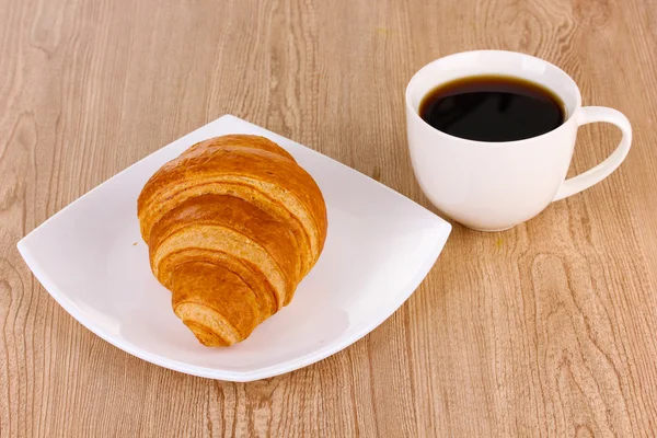 Klassieke ontbijt. koffie en croissants — Stockfoto