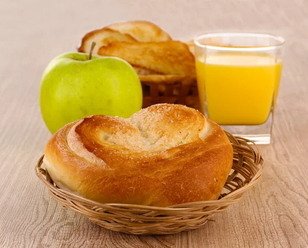 Klassisk frukost. apelsinjuice och bulle — Stockfoto