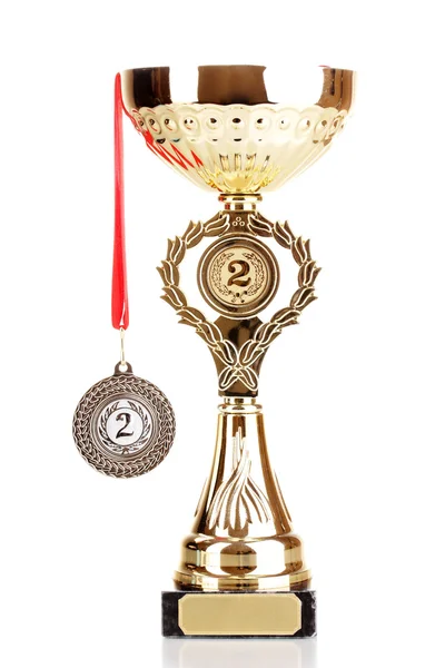 Trofee cup en medaille geïsoleerd op wit — Stockfoto