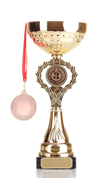 Trofee cup en medaille geïsoleerd op wit — Stockfoto