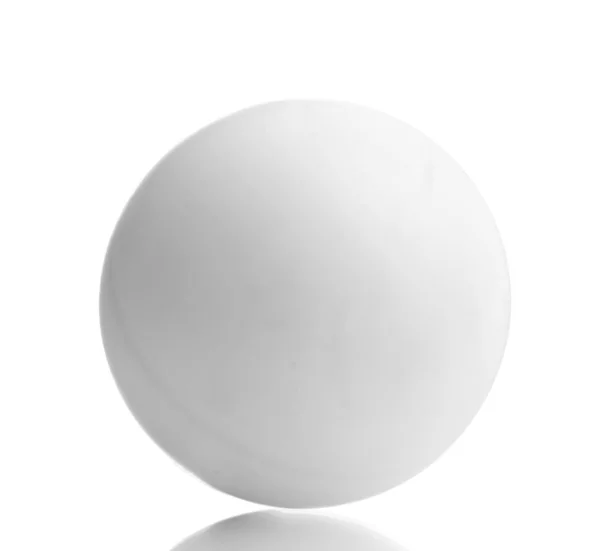 Ping-pong boll isolerad på vitt — Stockfoto