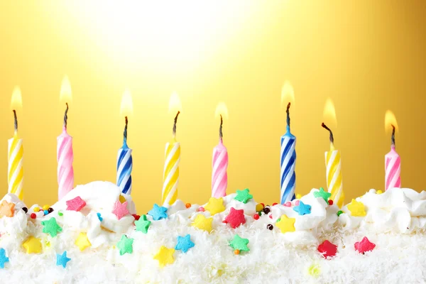 Belle candele di compleanno su sfondo giallo — Foto Stock