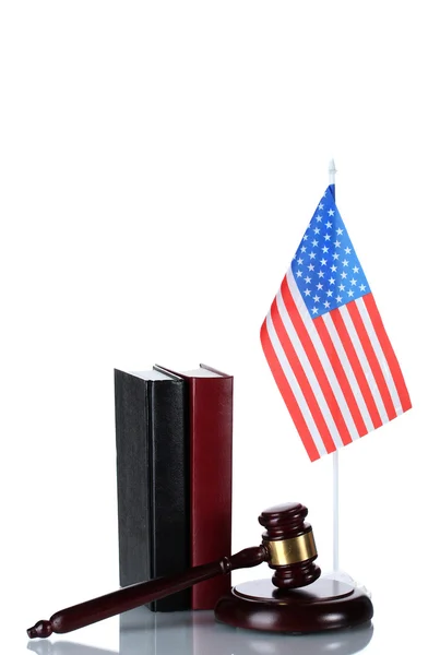 Domare ordförandeklubba, böcker och amerikanska flaggan isolerad på vit — Stockfoto