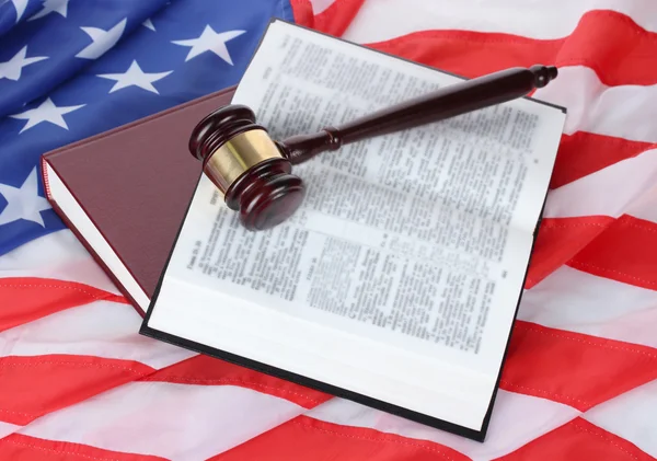 Yargıç tokmak ve Amerikan bayrağı zemin üzerine kitaplar — Stok fotoğraf