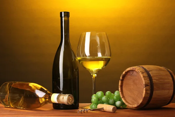 In wine cellar. Composition of wine bottle and runlet — Stock Photo, Image