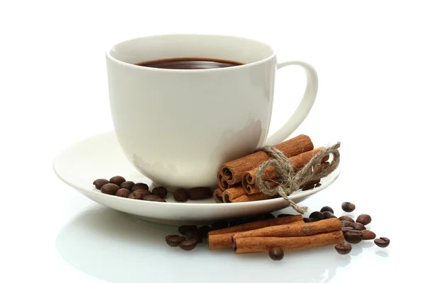 Tasse de café, haricots et bâtonnets de cannelle isolés sur blanc — Photo