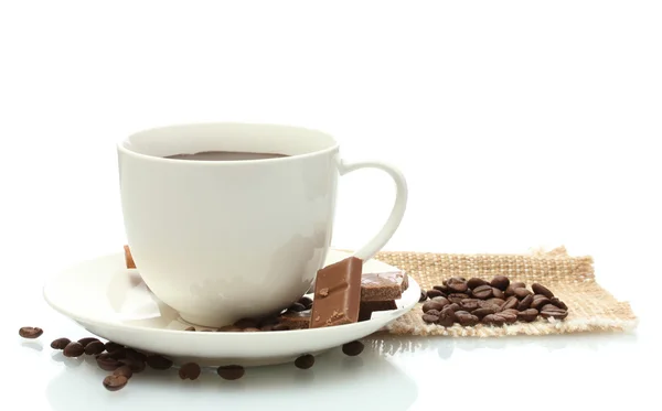 Φλυτζάνι του καφέ, φασόλια και σοκολάτα που απομονώνονται σε λευκό — Φωτογραφία Αρχείου