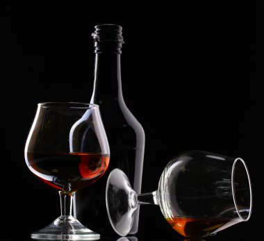 brandy ve siyah arka plan üzerine şişe bardak