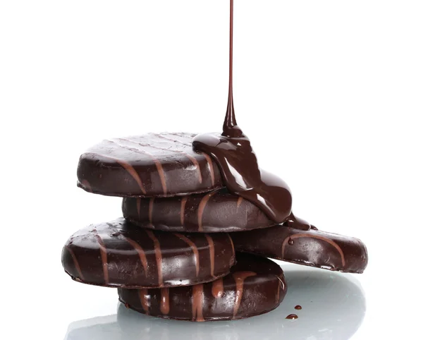 ? hocolate cookies gegoten chocolade op wit wordt geïsoleerd — Stockfoto