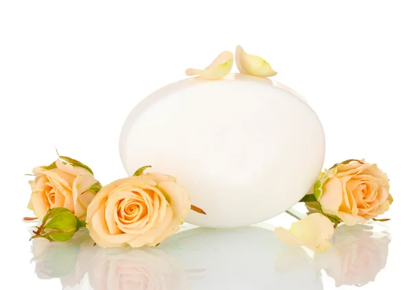 Jabón con rosas sobre fondo blanco —  Fotos de Stock