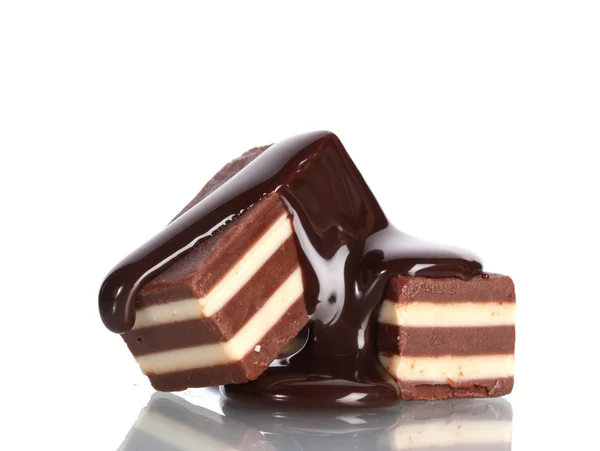 Doces de chocolate derramado chocolate isolado no branco — Fotografia de Stock