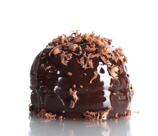 Biscoito de chocolate derramou chocolate com raspas de chocolate isoladas em branco — Fotografia de Stock