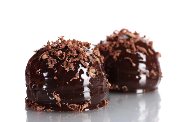 Сhocolate cookie poured chocolate with chocolate shavings isolated on white — Fotografie, imagine de stoc