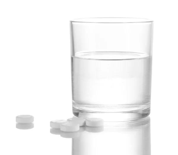 A víz és a tabletták elszigetelt fehér üveg — Stock Fotó