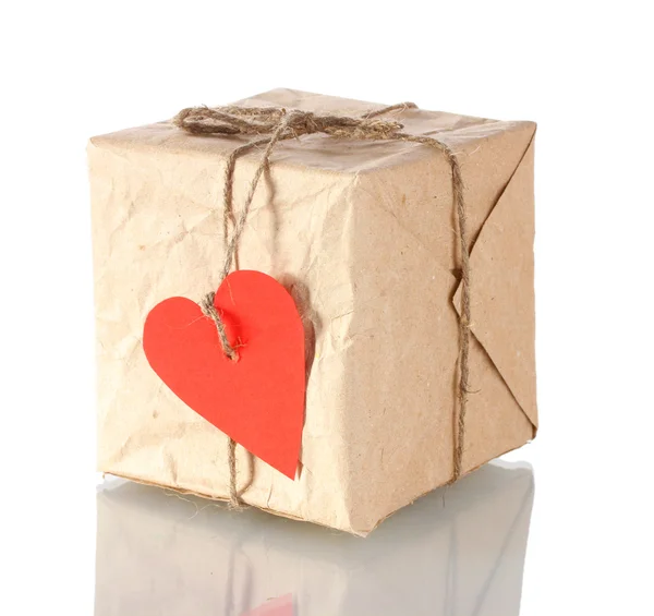 Pequeno pacote com rótulo em forma de coração em branco isolado em branco — Fotografia de Stock