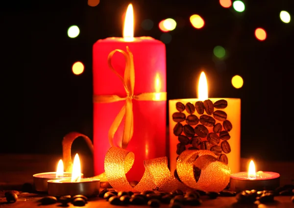 Maravillosas velas sobre mesa de madera sobre fondo brillante — Foto de Stock