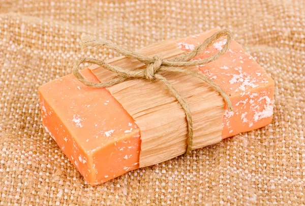 Jabón natural hecho a mano sobre tela de saco — Foto de Stock