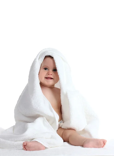 Schattige babymeisje met handdoek geïsoleerd op wit — Stockfoto