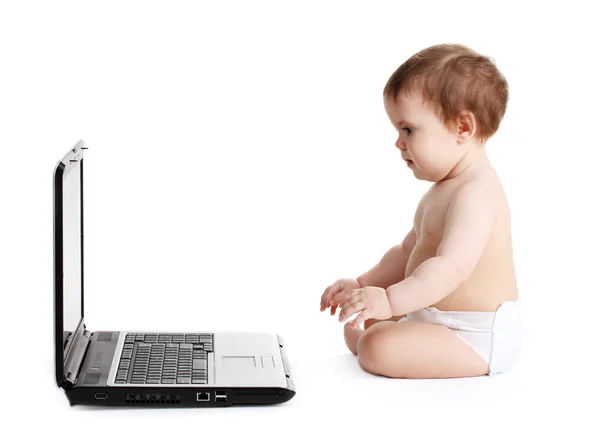 Söt flicka och laptop isolerad på vit — Stockfoto