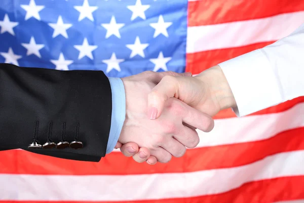 Poignée de main d'affaires sur fond de drapeau américain — Photo