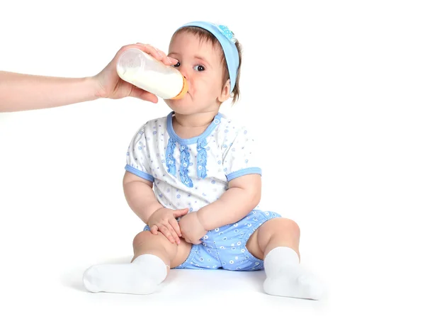 Schattige babymeisje eten geïsoleerd op wit — Stockfoto