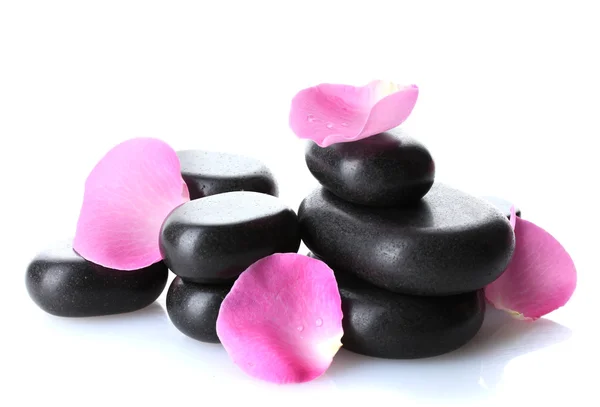 Pedras de spa e pétalas de rosa isoladas em branco — Fotografia de Stock