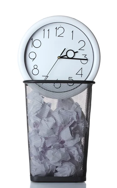 Relógio de parede e papel em lixeira de metal isolado em branco — Fotografia de Stock