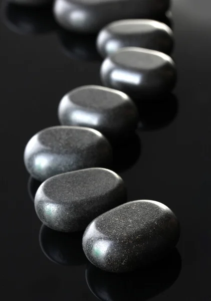 Gri arkaplanda spa taşları — Stok fotoğraf