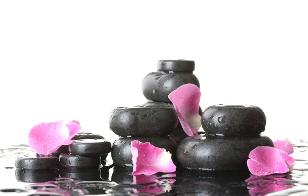 Piedras de spa con gotas y pétalos de rosa sobre fondo blanco —  Fotos de Stock