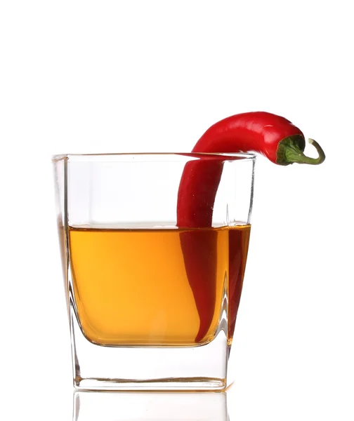 Szkło z czerwona papryczka chili bez odprowadzenia spalin na białym tle — Zdjęcie stockowe