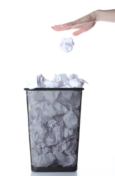 Immondizia a mano nel cestino dei rifiuti metallici da carta isolata su bianco — Foto Stock