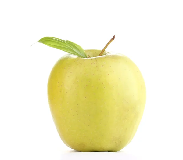 Сочное зеленое яблоко изолировано на белом — стоковое фото