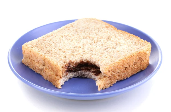 Ugryziony kanapkę z czekolady na płytkę na białym tle — Zdjęcie stockowe