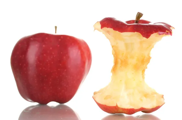Красный укусил яблоко и целое яблоко изолированы на белом — стоковое фото