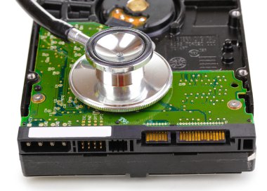 sabit disk sürücüsünde üzerinde beyaz izole stetoskop