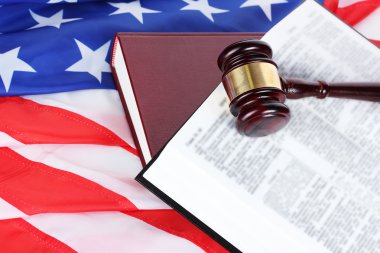 Yargıç tokmak ve Amerikan bayrağı zemin üzerine kitaplar