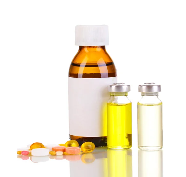 Medicinsk flaskor med tabletter och ampuller isolerad på vit — Stockfoto