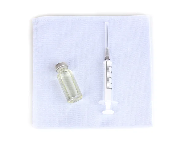 Jeringa y ampolla médica en servilleta aislada en blanco —  Fotos de Stock