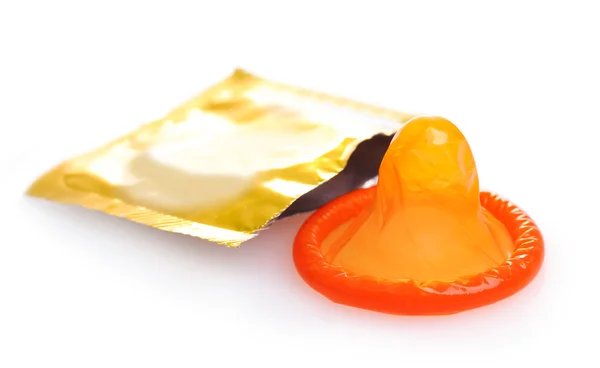 Preservativo laranja com embalagem aberta isolada em branco — Fotografia de Stock