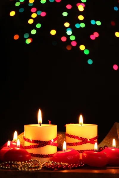 Hermosas velas sobre mesa de madera sobre fondo brillante —  Fotos de Stock